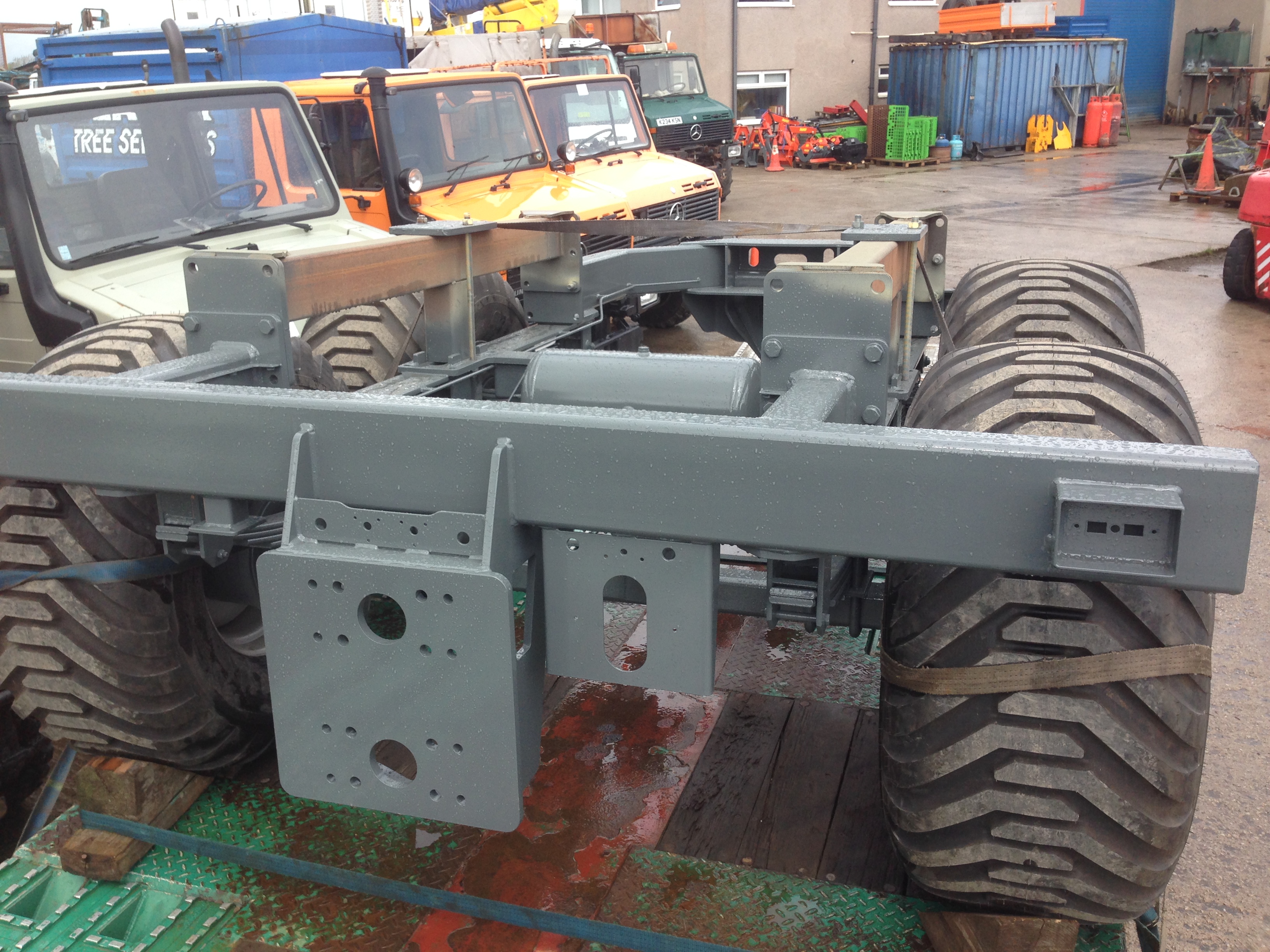 GLENDALE TREES SPECIALLY DESIGNED AND BUILT TANDEM AXEL CHASSIS